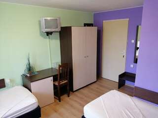 Отель Solar Пловдив Трехместный номер с собственной ванной комнатой-2
