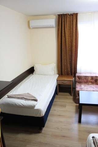 Отель Solar Пловдив Трехместный номер с собственной ванной комнатой-5