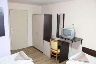 Отель Solar Пловдив Трехместный номер с собственной ванной комнатой-8
